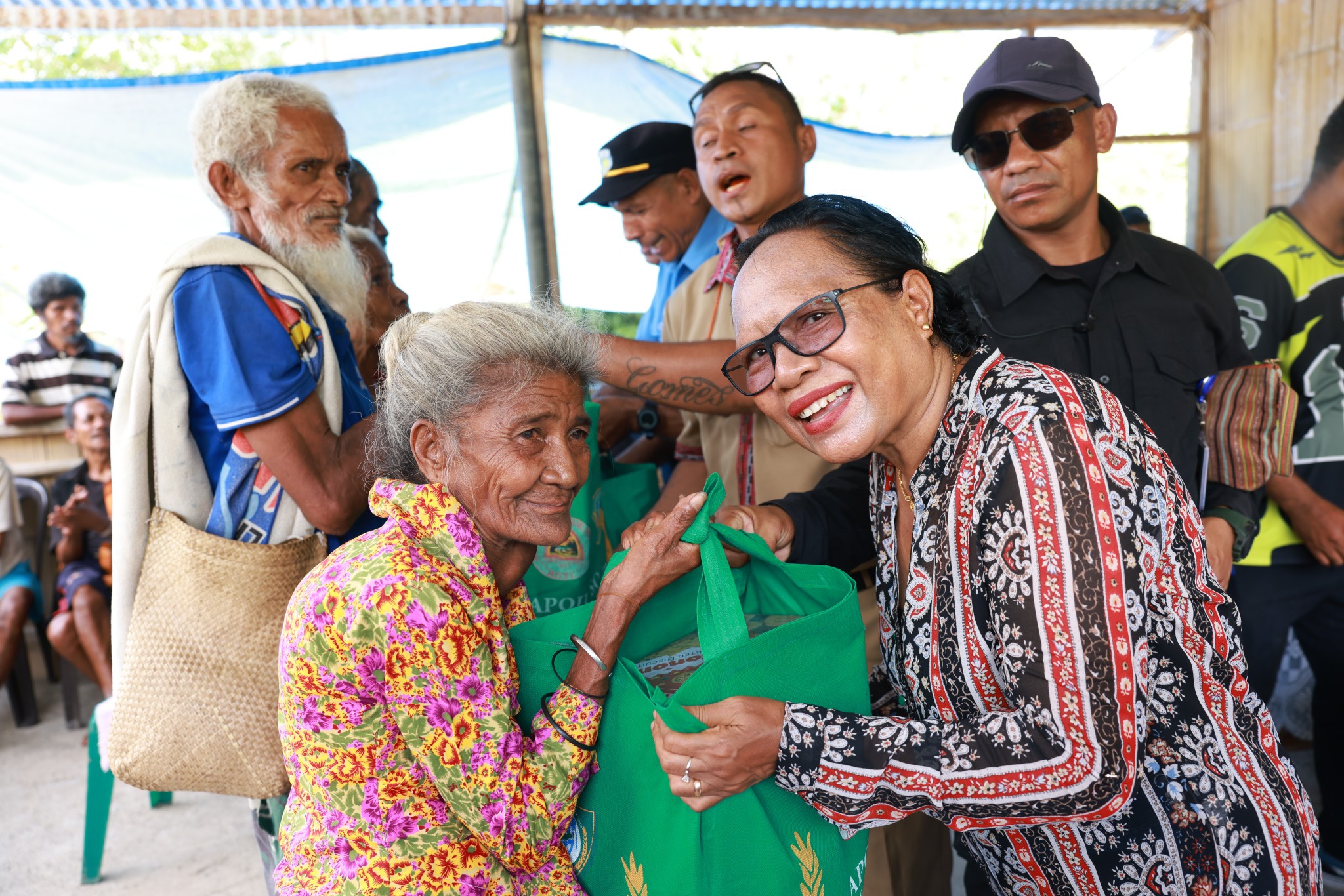 Ministra MSSI Distribui Ai-han ba Família Vulnerável Iha Uatulessu